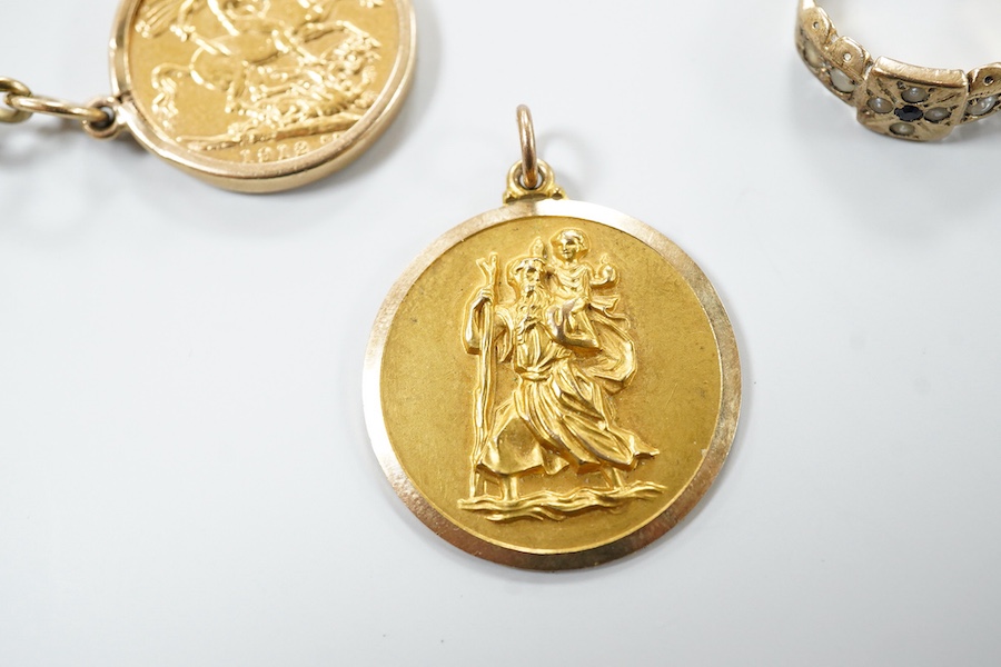 A group of gold jewellery, comprising: a 9ct gold bracelet of twisted curb linking, suspending a George V sovereign coin pendant dated 1912, bracelet with British hallmarks, gross weight approximately 16.5 grams; a 9ct g